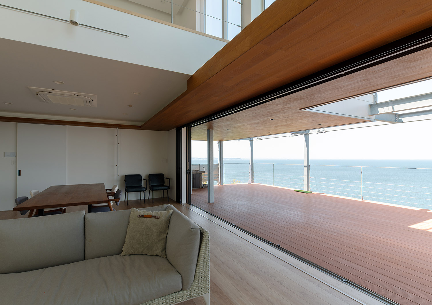 ウッドデッキのテラスから海が見渡せるリゾートホテルのような住まい・デザイン住宅