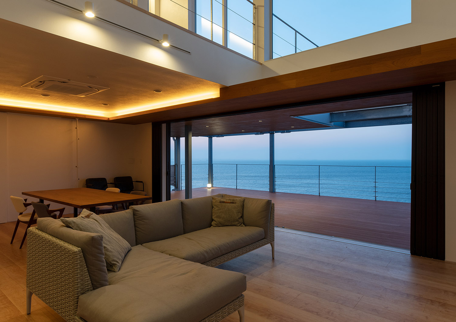 天井に間接照明を取り付けた、海の見えるLDK・デザイン住宅