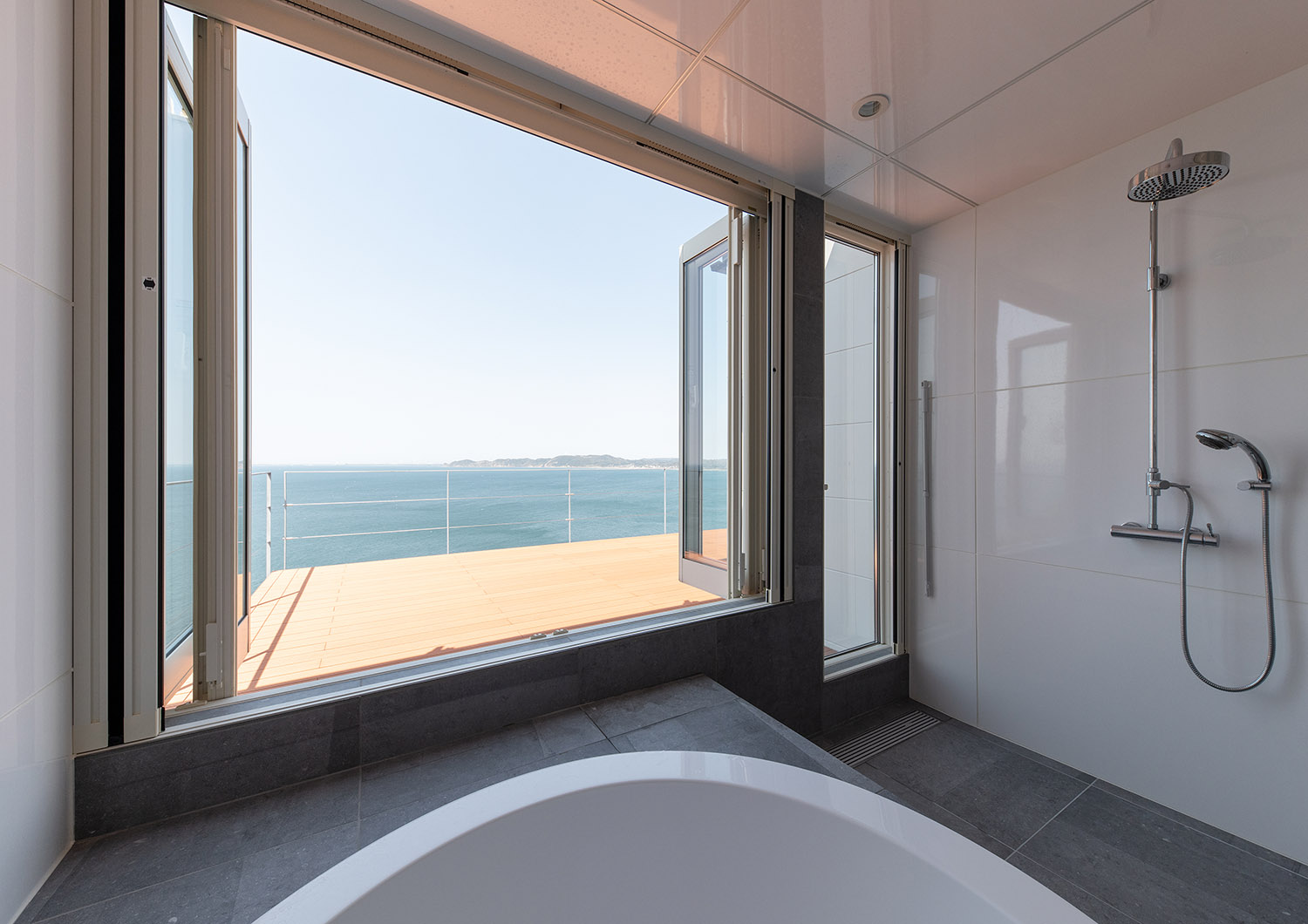 大きな窓から海が見渡せる開放感のある浴室・デザイン住宅