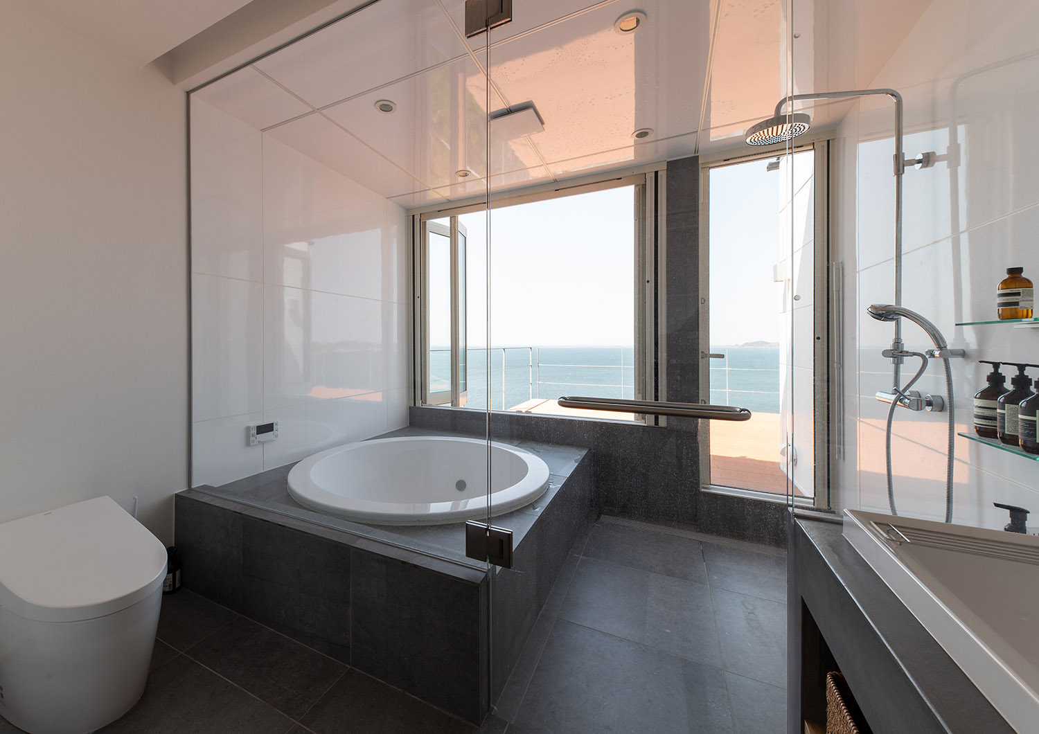 丸い浴槽で、海が見える高級感のある浴室・デザイン住宅