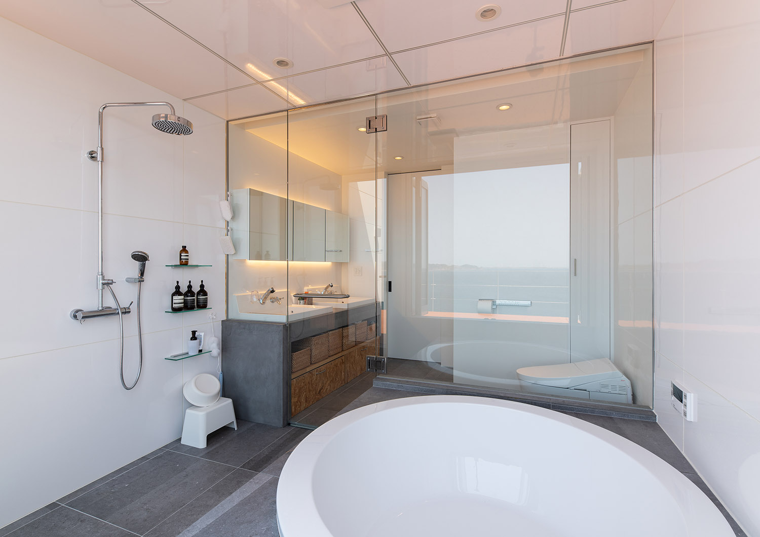 洗面所と浴室がガラス扉で仕切られたホテルのような浴室・デザイン住宅