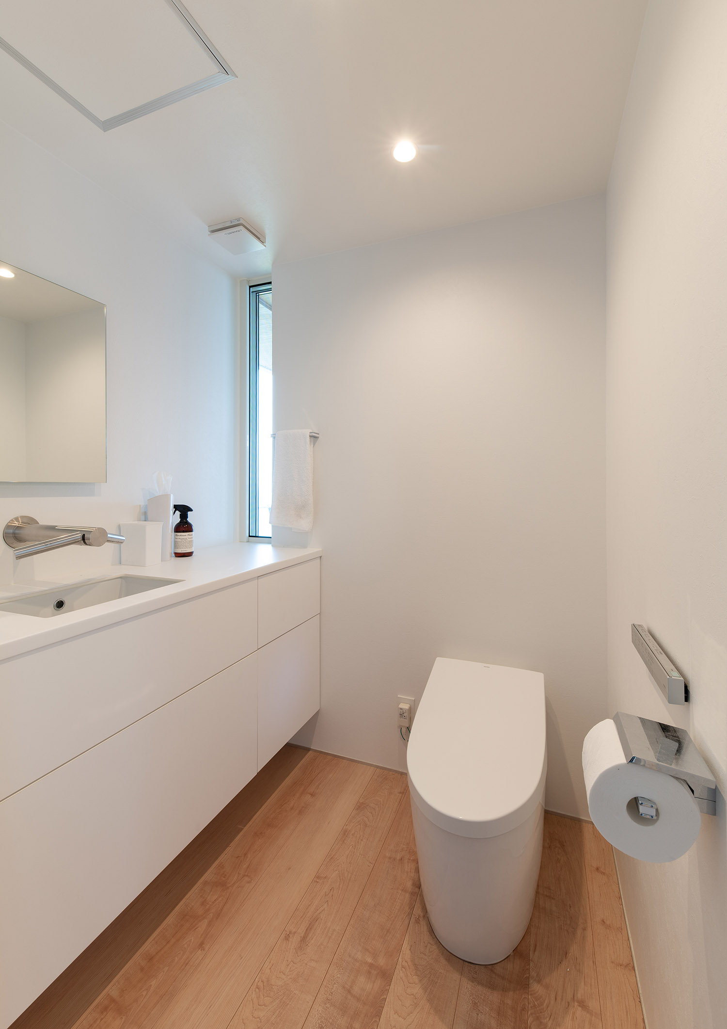薄型手洗いのあるシンプルなトイレ・デザイン住宅