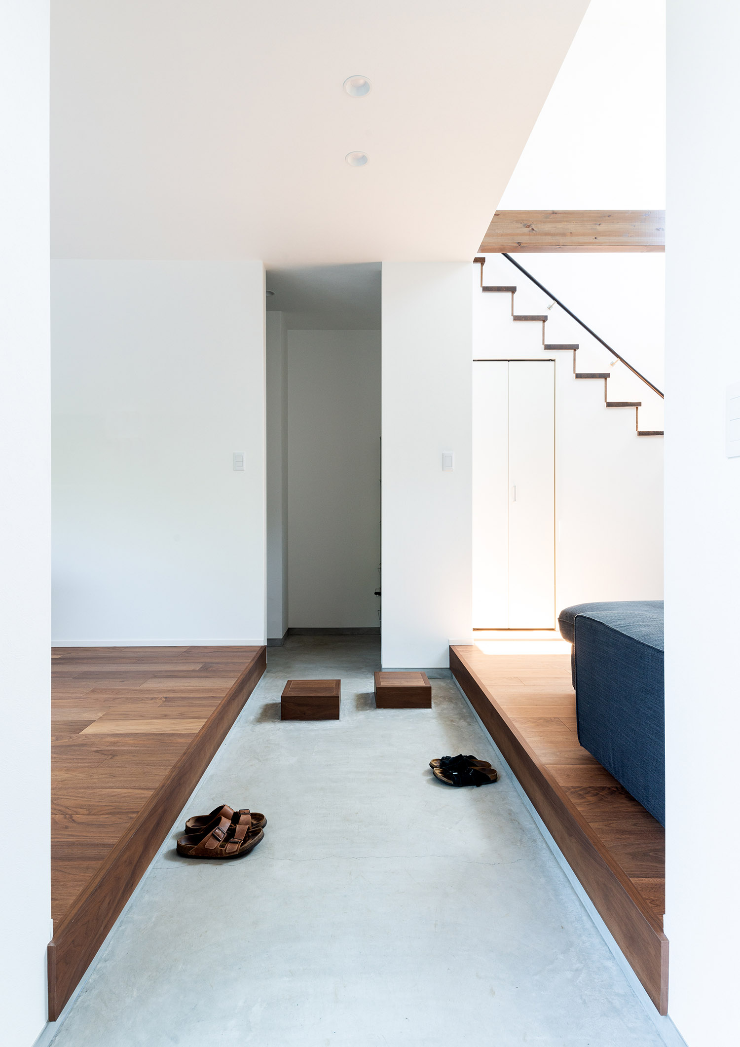 部屋と部屋を繋ぐシンプルな土間玄関・デザイン住宅