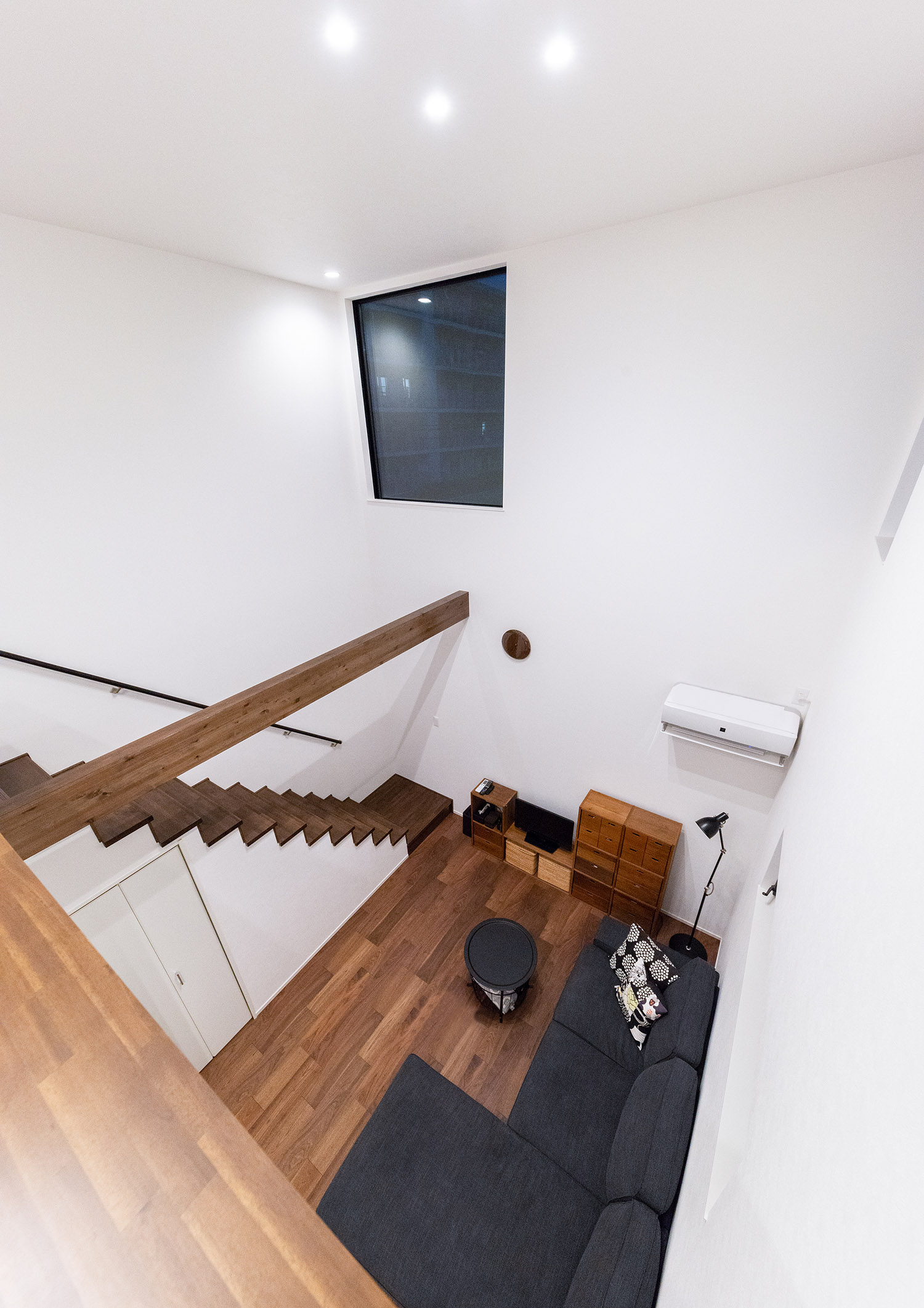 吹き抜けの天井にダウンライトを取り付けた開放感のある明るいLDK・デザイン住宅