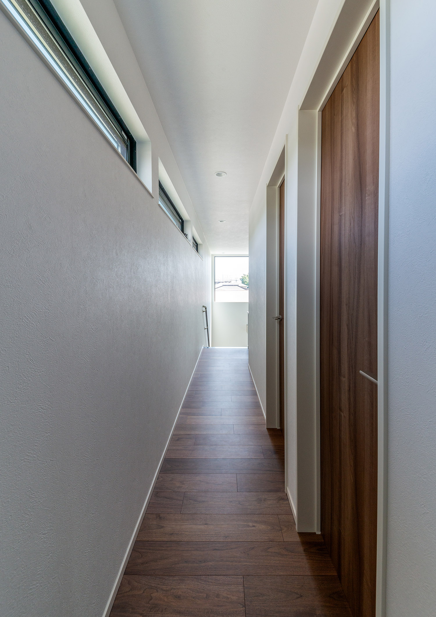 フローリングと扉の色を統一したシンプルな内装・デザイン住宅