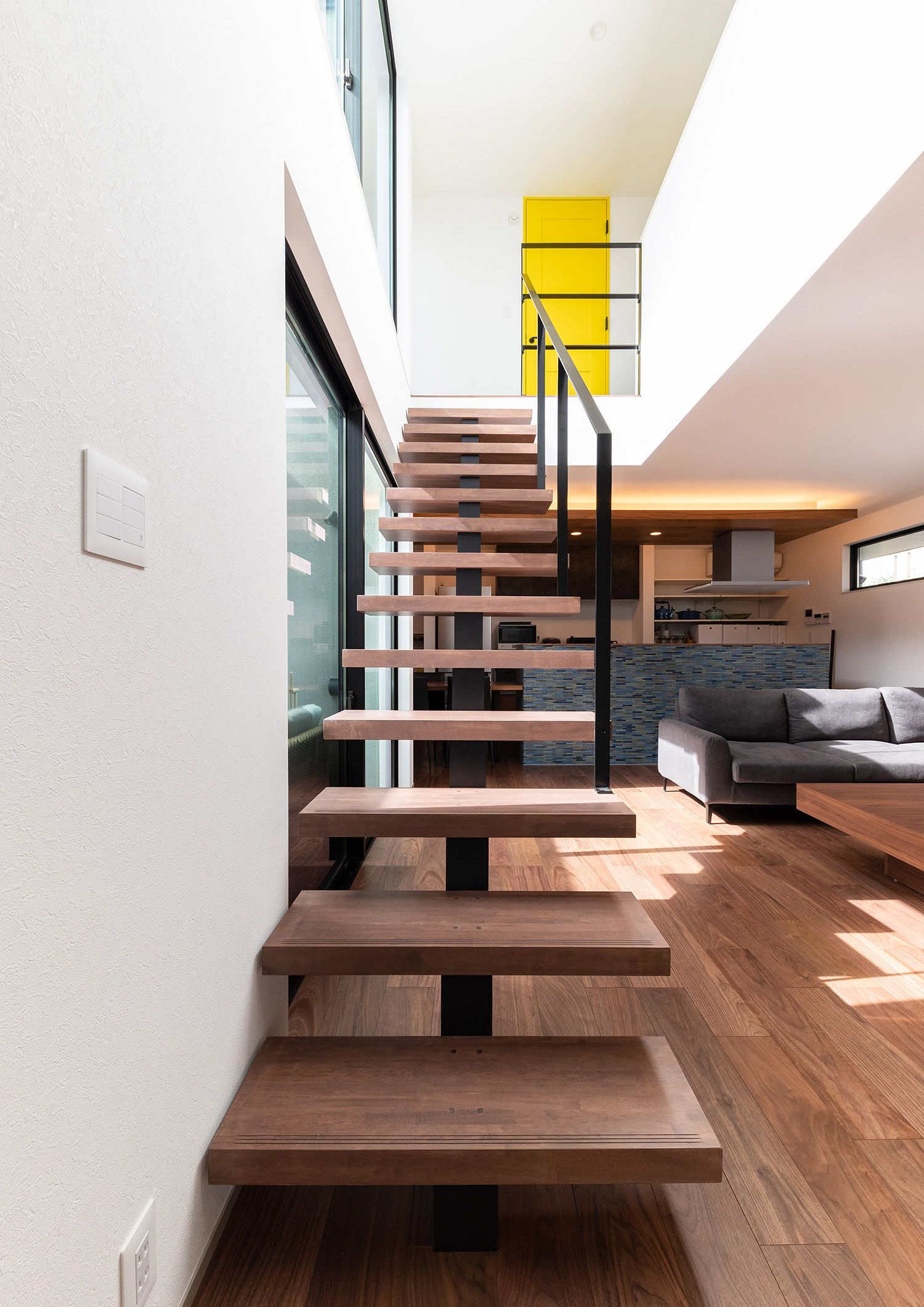 濃い木材を使用したスケルトンのリビングイン階段・デザイン住宅
