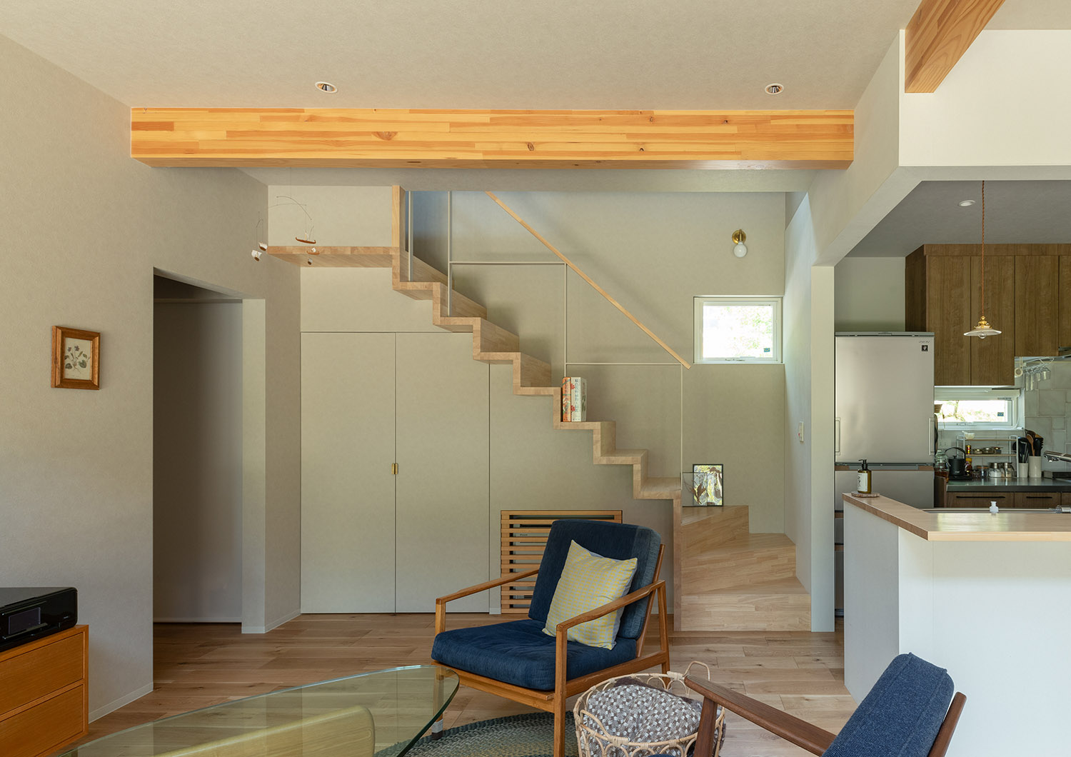 階段下のスペースを収納としたすっきりとしたデザイン・デザイン住宅