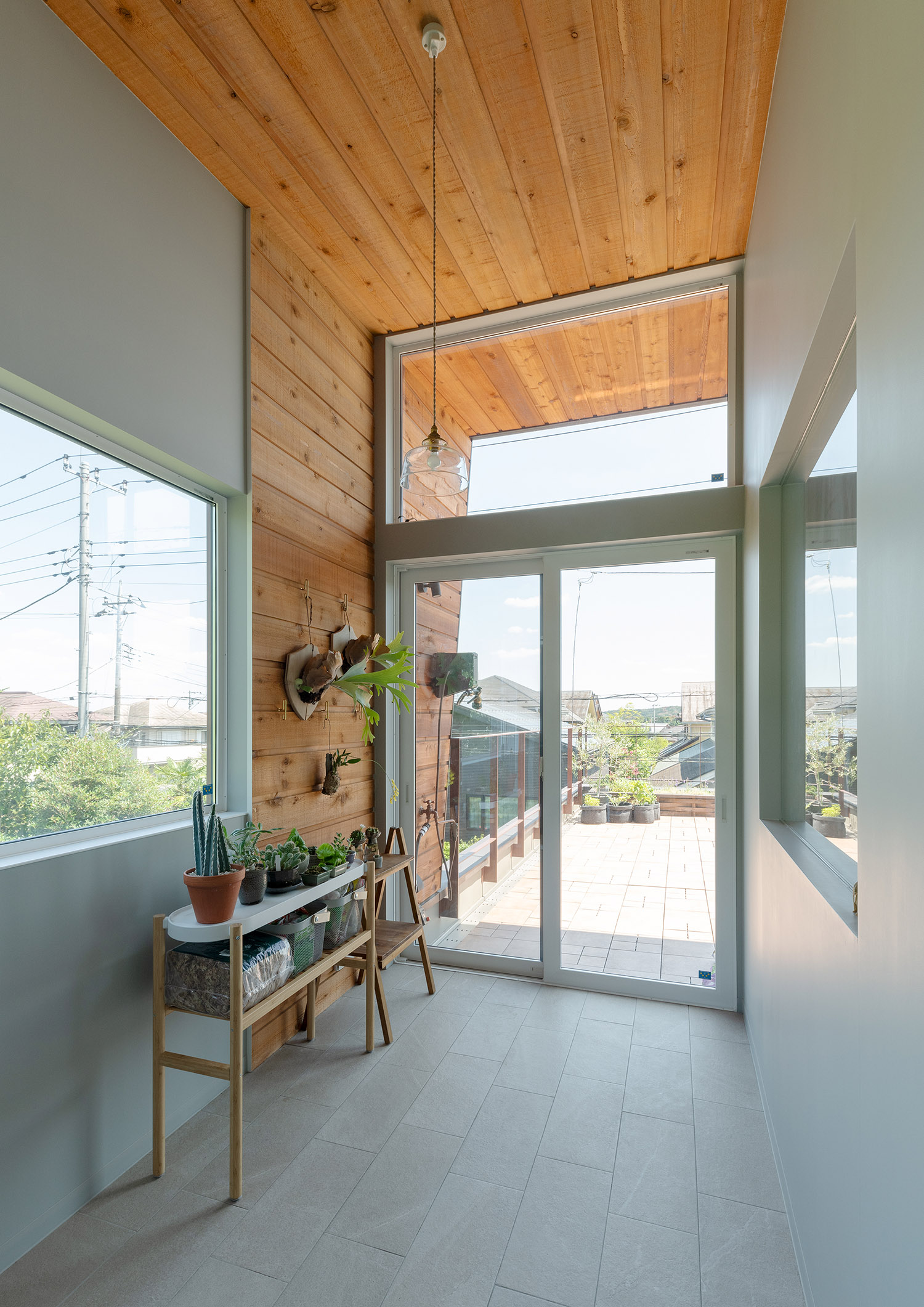 壁と天井が木目になった外との繋がりが感じられる家・デザイン住宅