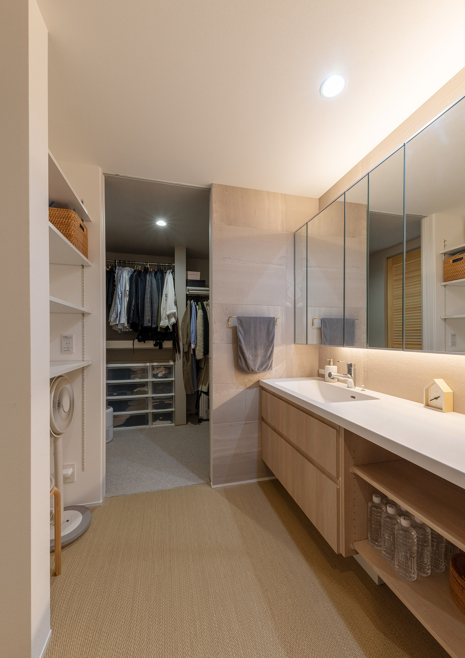 洗面所の奥にファミリークローゼットを取り付けた家事動線を効率化したデザイン・デザイン住宅