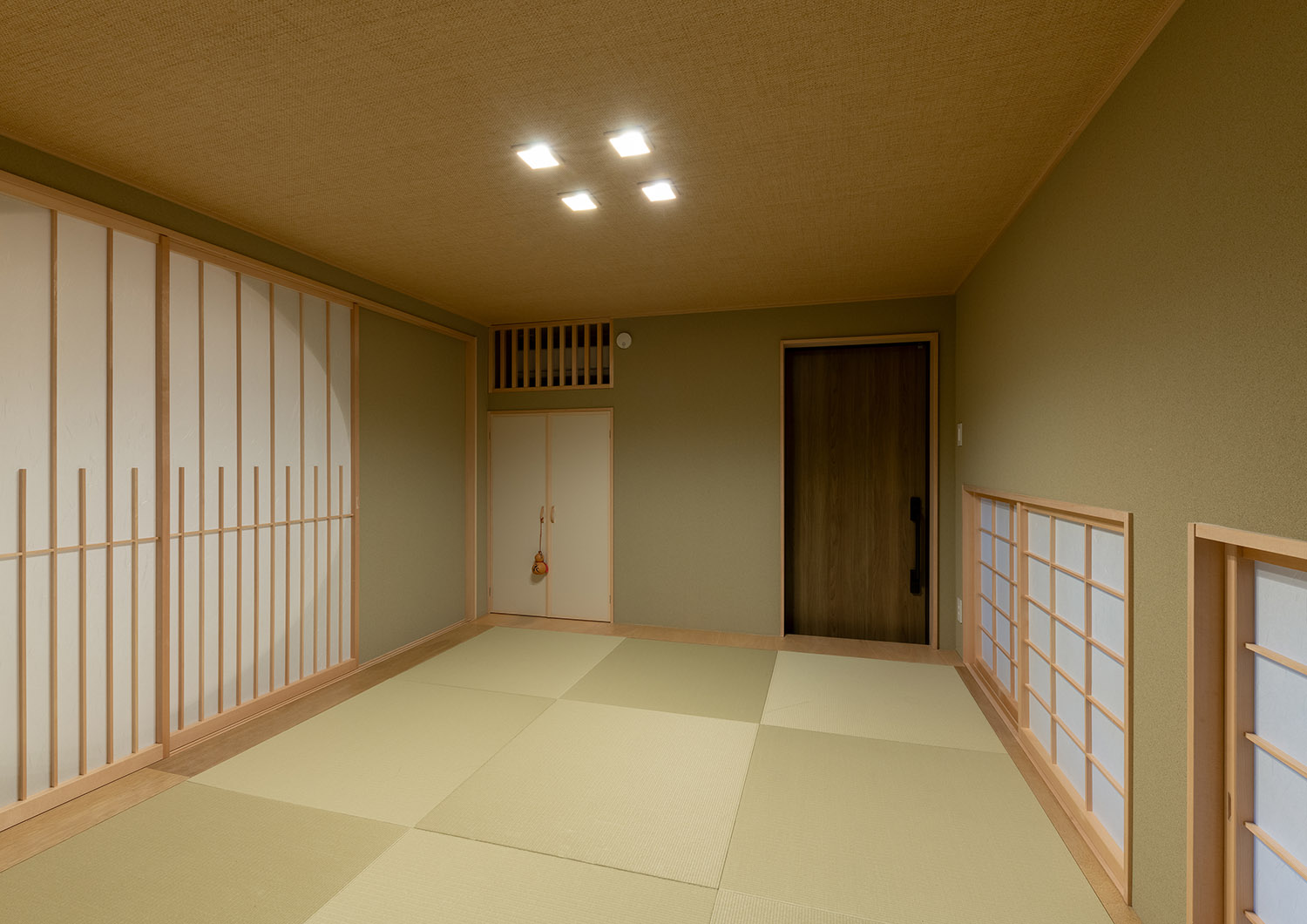 木の扉を取り付けた琉球畳のモダンな和室・デザイン住宅