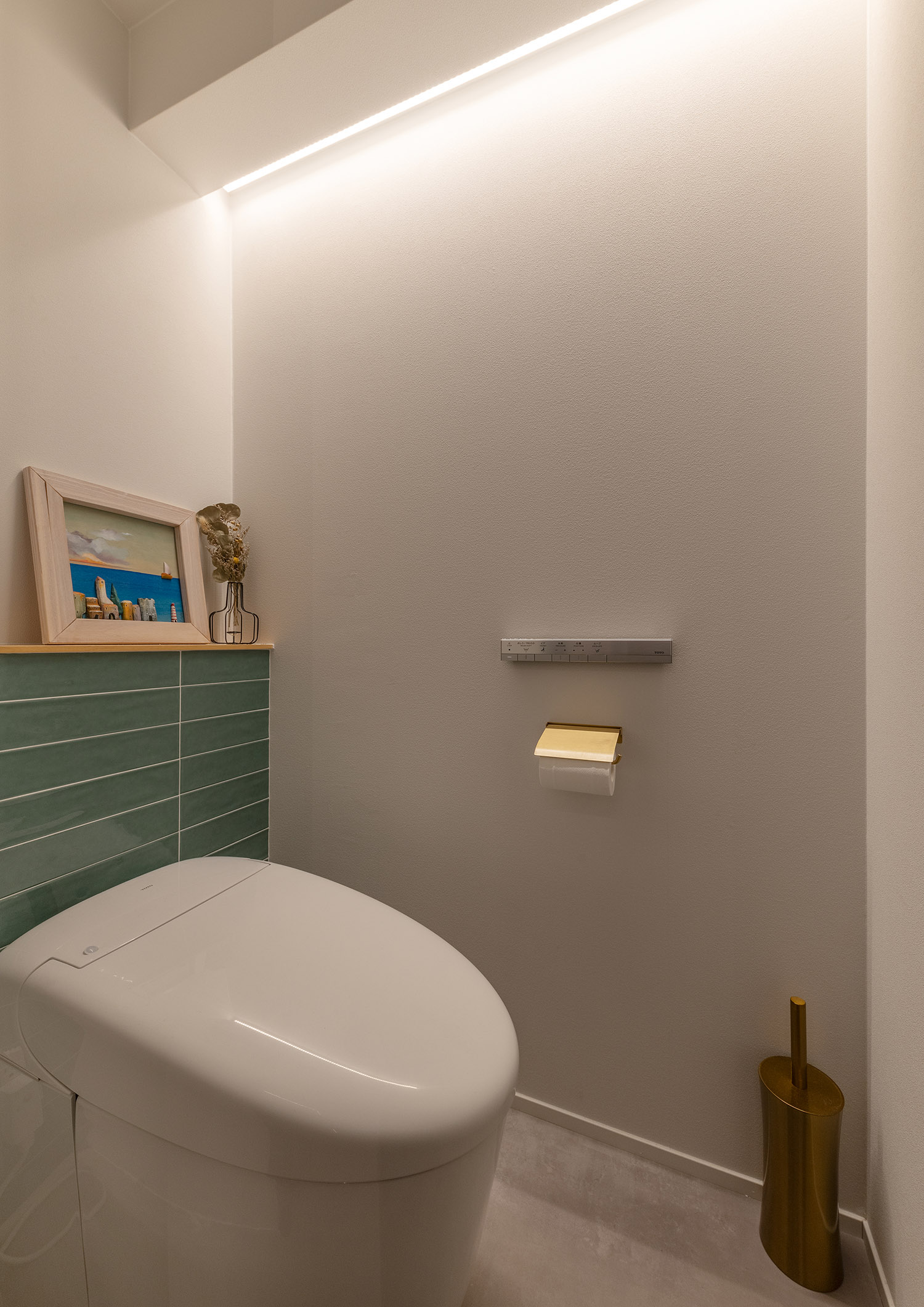 壁際に間接照明を取り付けたシンプルでおしゃれなトイレ・デザイン住宅