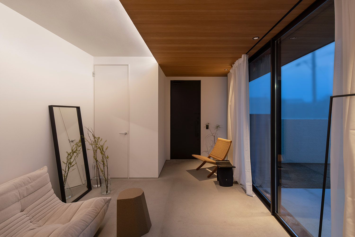 木目の天井に間接照明を取り付けたシンプルで広々とした土間玄関・デザイン住宅