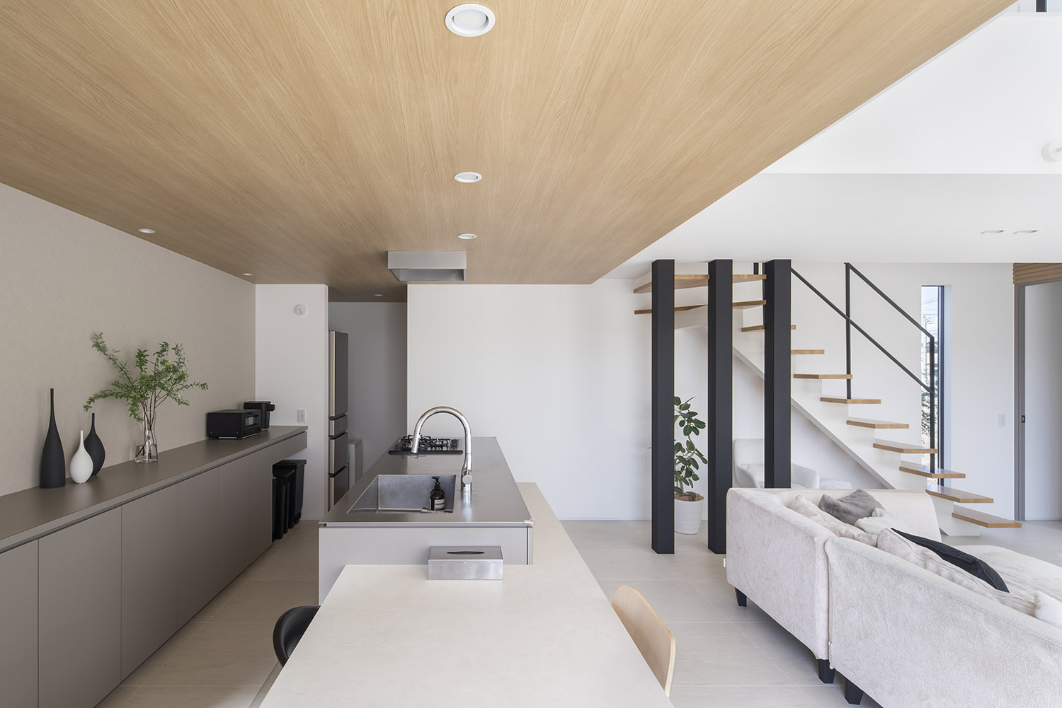 キッチン部分に木目の天井を取り付けたおしゃれで高級感のあるLDK・デザイン住宅