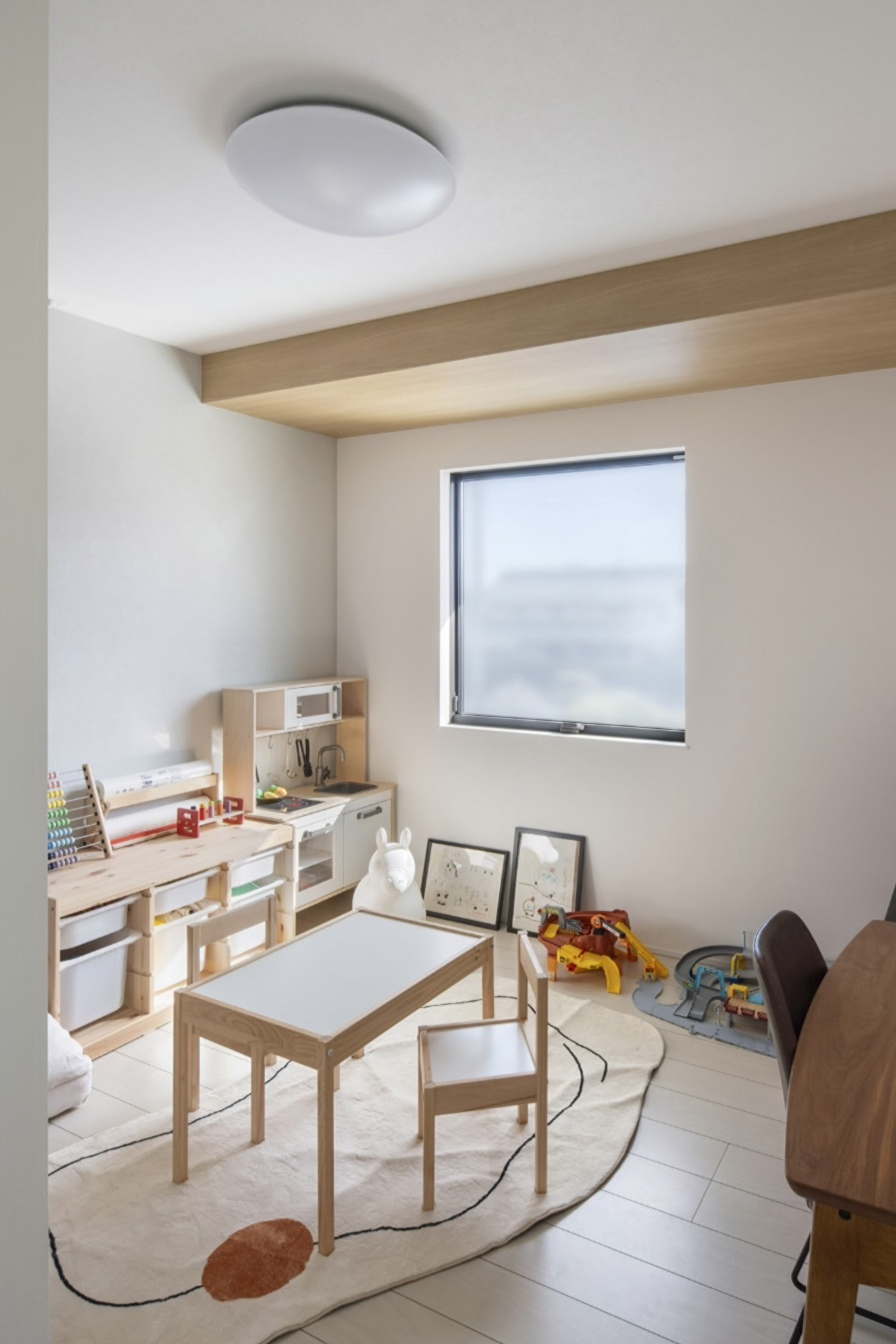正方形の窓があるコンパクトでシンプルな子供部屋・デザイン住宅