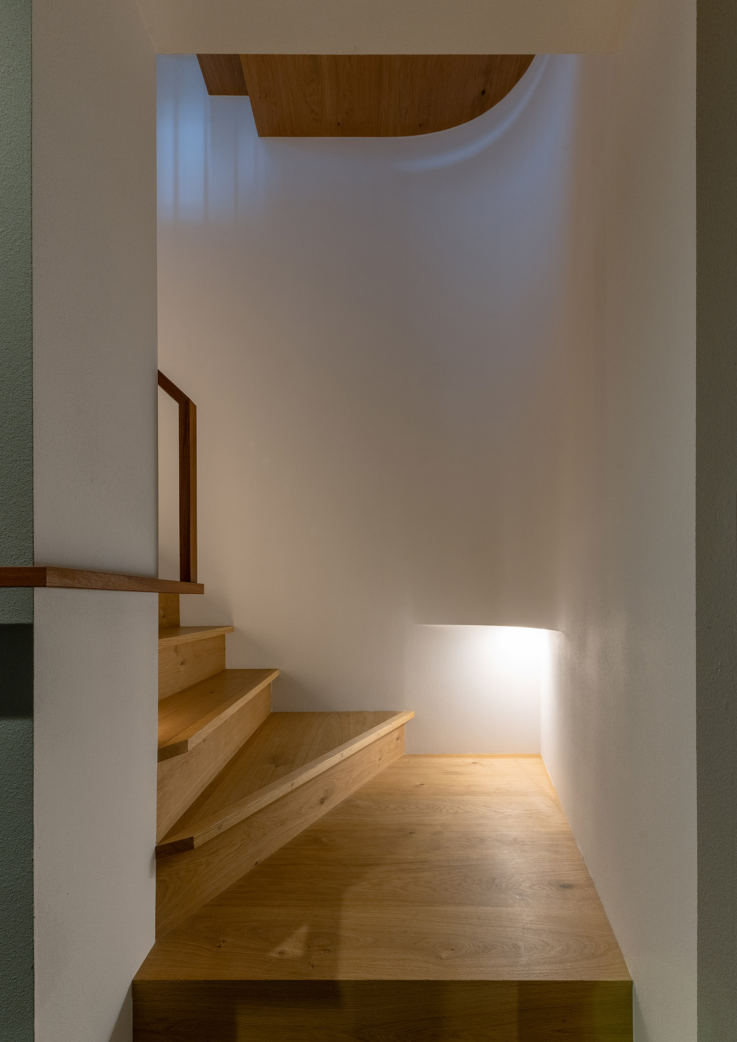 デザイン住宅建築実例_外観・注文住宅『CASE784 贅と静』の建築実例・施⼯例の写真_階段