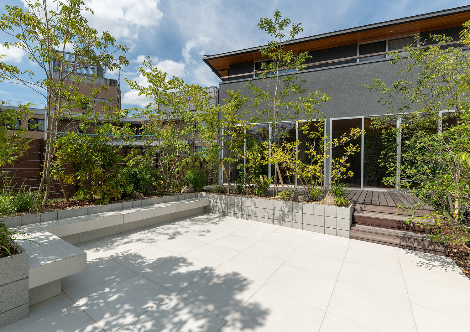 デザイン住宅建築実例_外観・注文住宅『CASE784 贅と静』の建築実例・施⼯例の写真_テラス・バルコニー