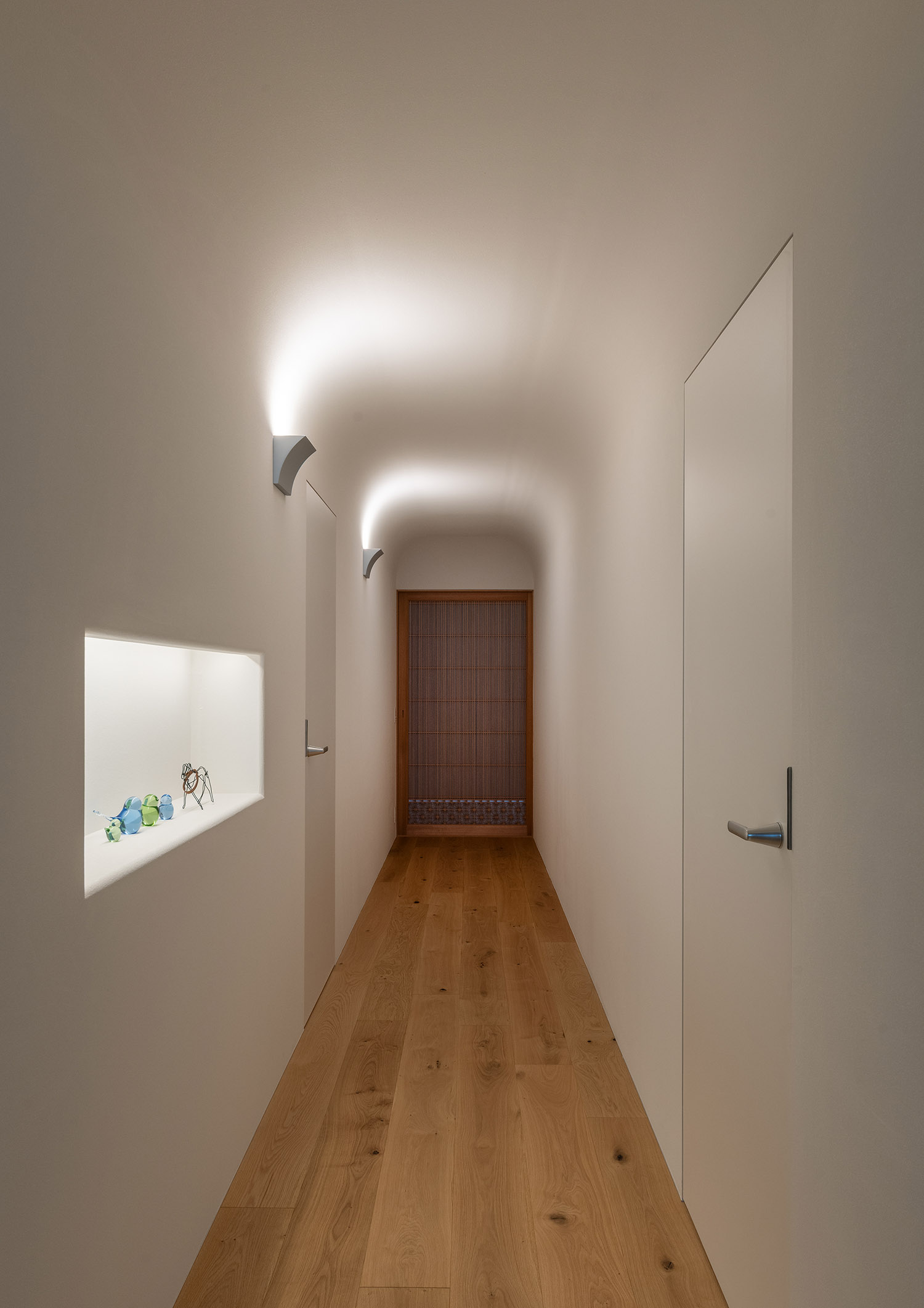 デザイン住宅建築実例_外観・注文住宅『CASE784 贅と静』の建築実例・施⼯例の写真_廊下