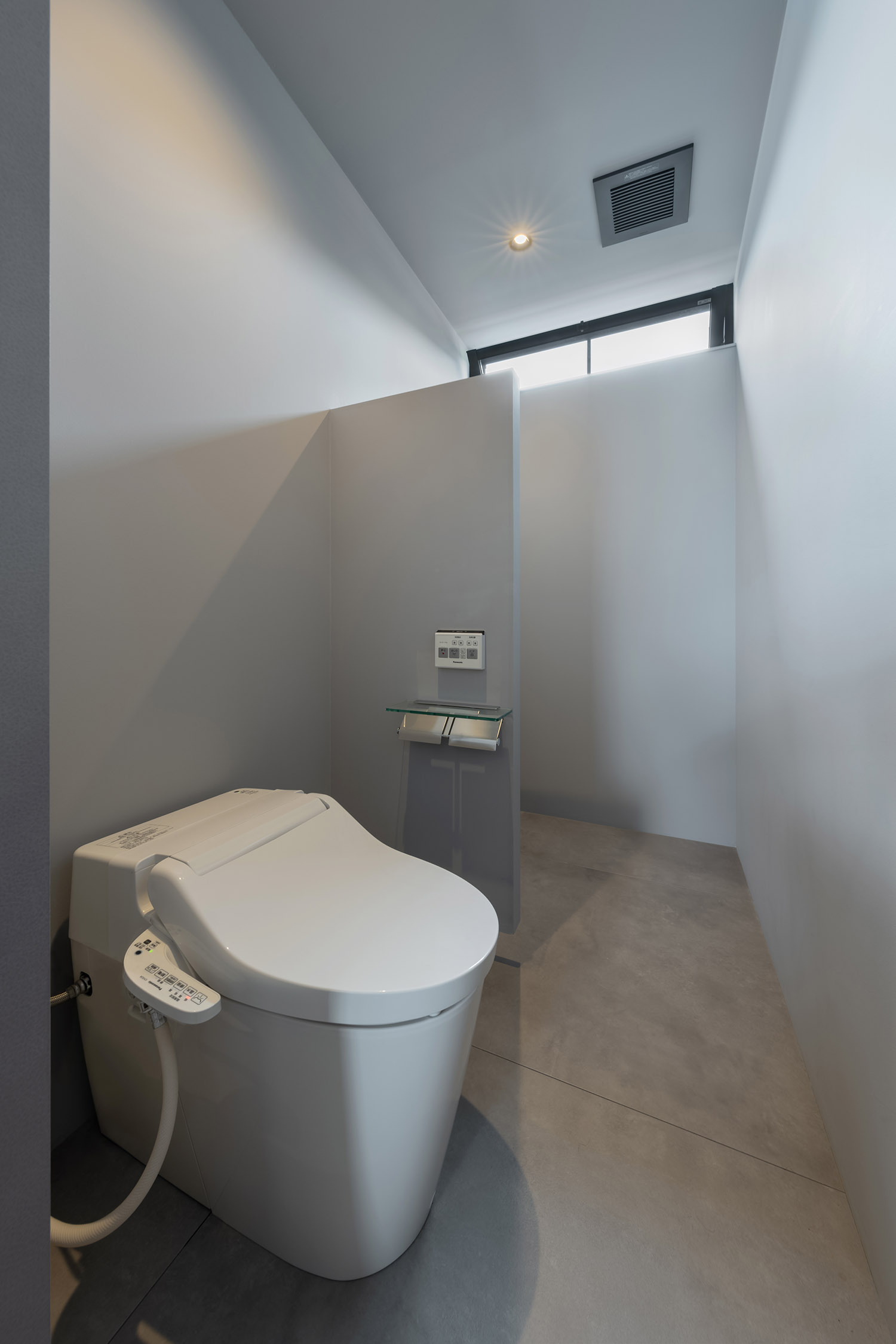 デザイン住宅建築実例_外観・注文住宅『CASE785 凪の邸』の建築実例・施⼯例の写真_トイレ