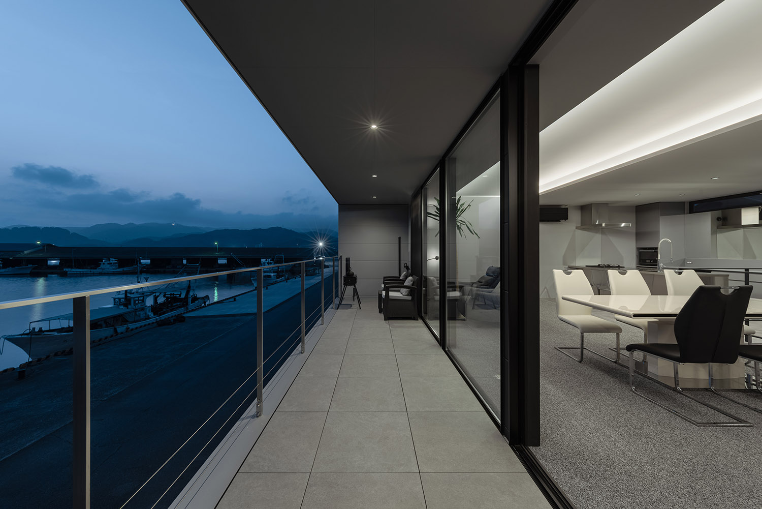 デザイン住宅建築実例_外観・注文住宅『CASE785 凪の邸』の建築実例・施⼯例の写真_テラス・バルコニー