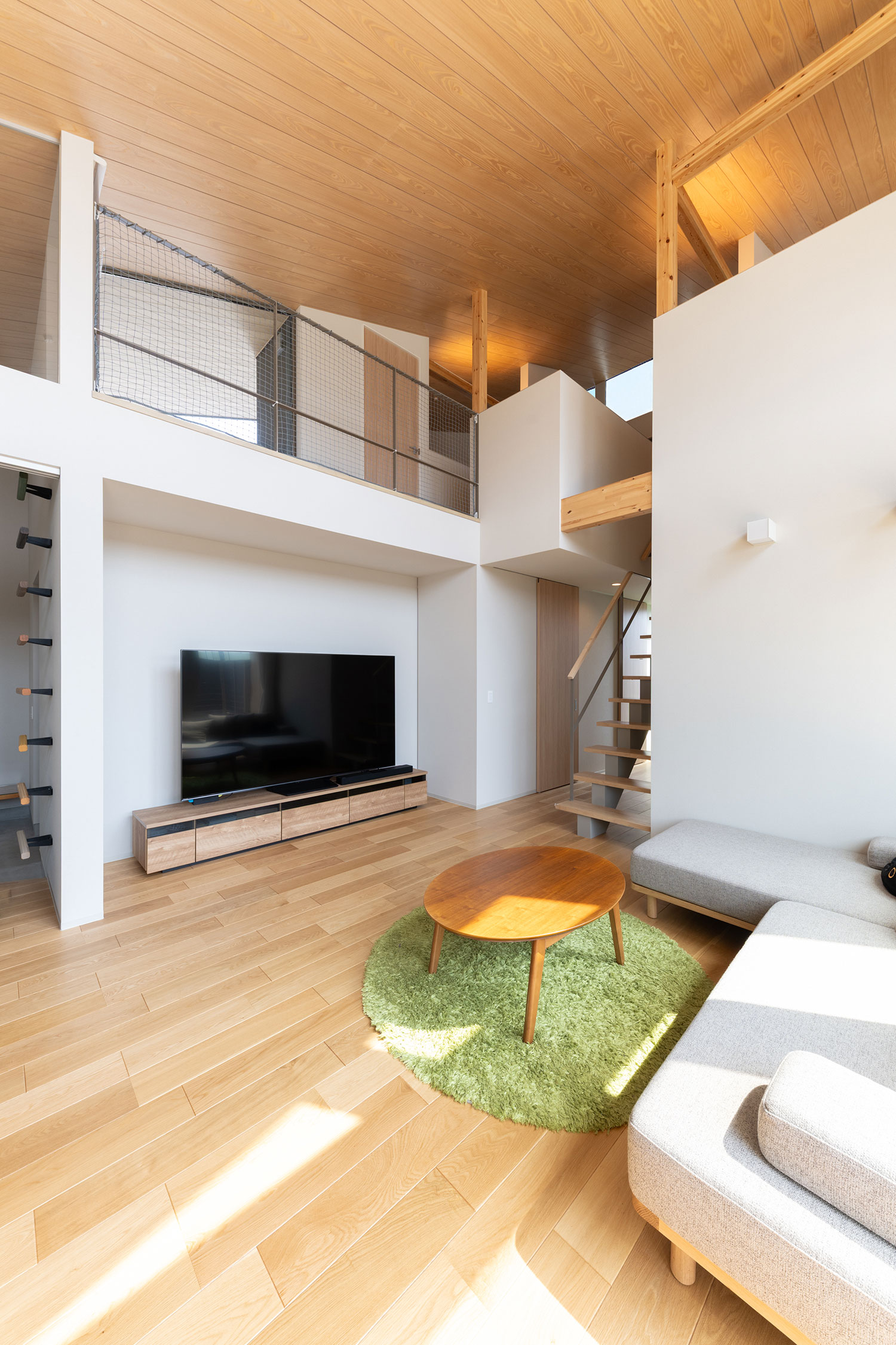 デザイン住宅建築実例_外観・注文住宅『CASE786 蒼天に抜ける家』の建築実例・施⼯例の写真_LDK