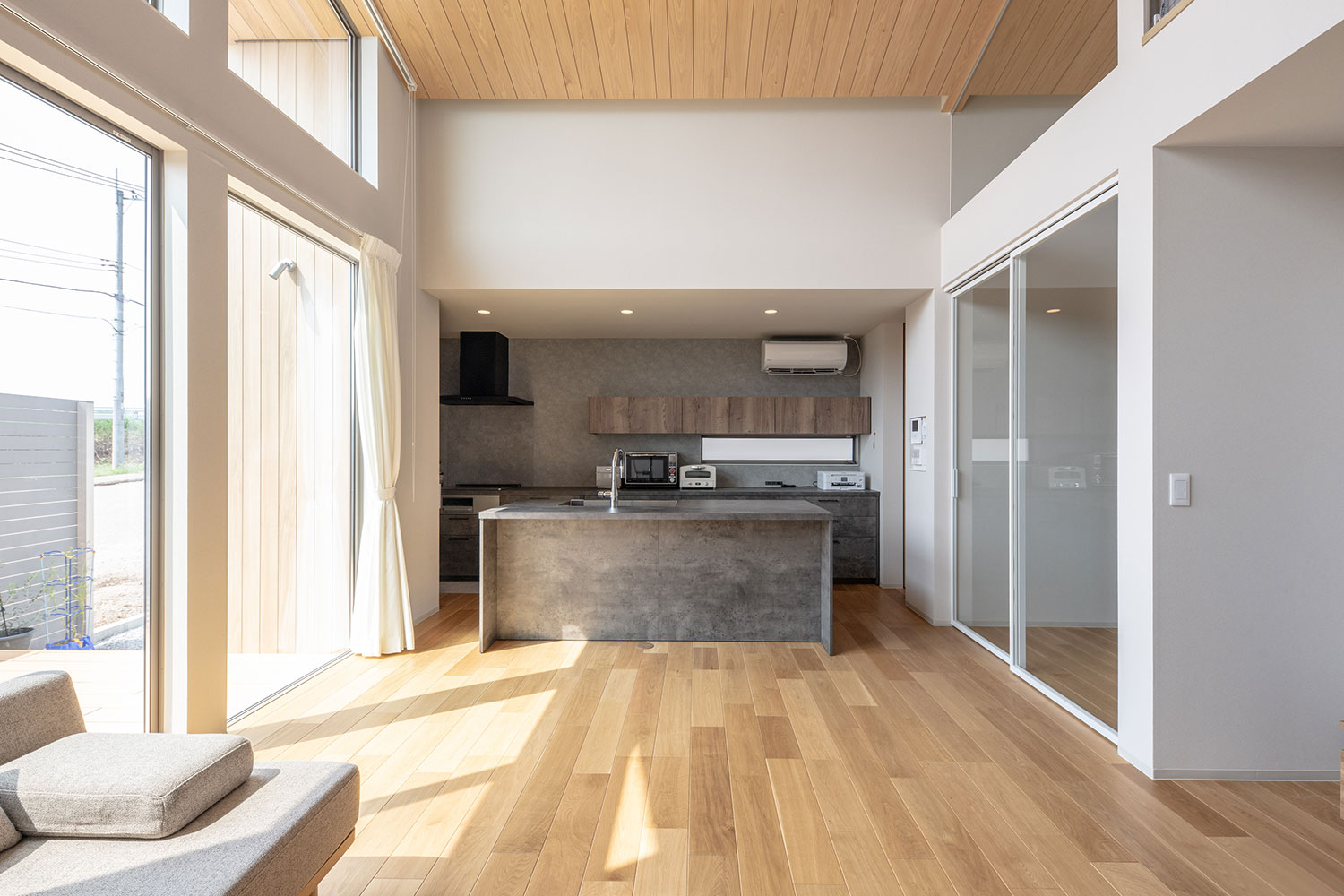 デザイン住宅建築実例_外観・注文住宅『CASE786 蒼天に抜ける家』の建築実例・施⼯例の写真_LDK