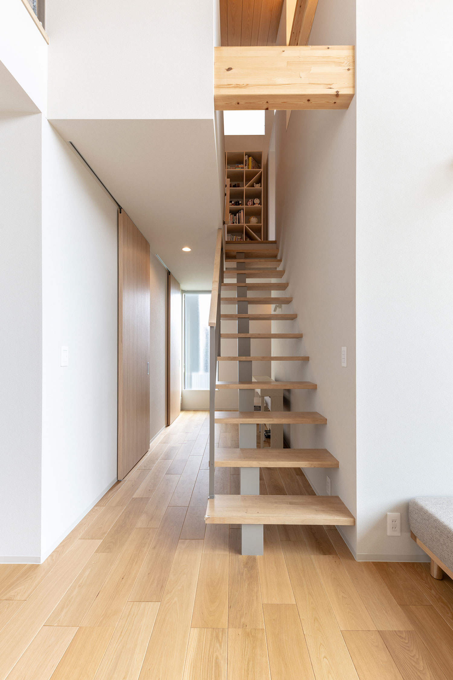 デザイン住宅建築実例_外観・注文住宅『CASE786 蒼天に抜ける家』の建築実例・施⼯例の写真_階段