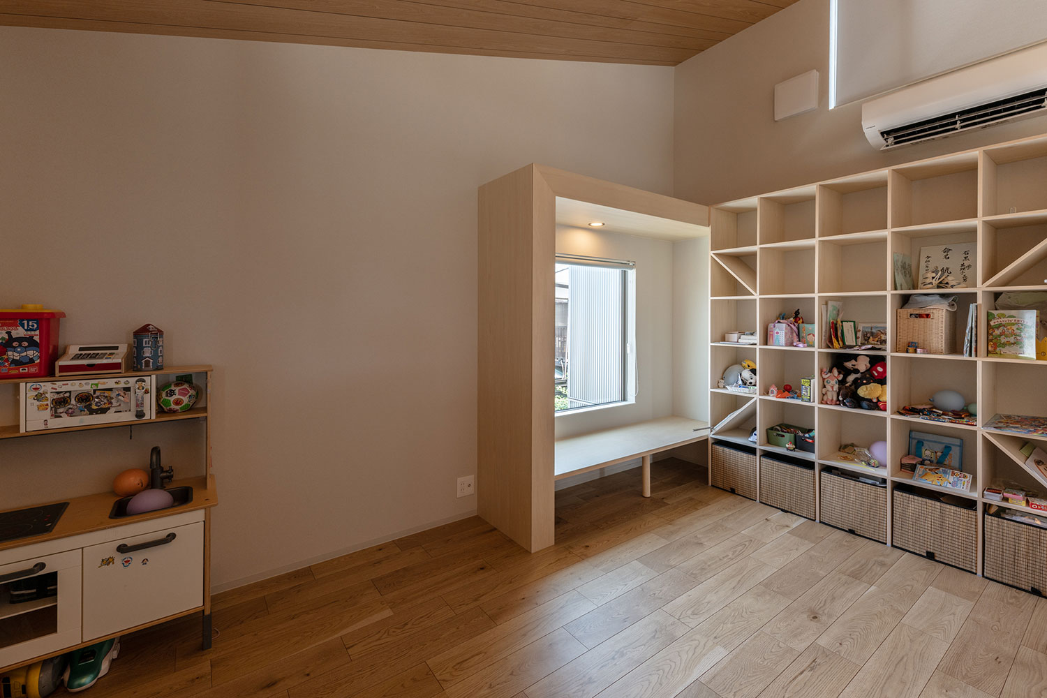 デザイン住宅建築実例_外観・注文住宅『CASE786 蒼天に抜ける家』の建築実例・施⼯例の写真_子供部屋