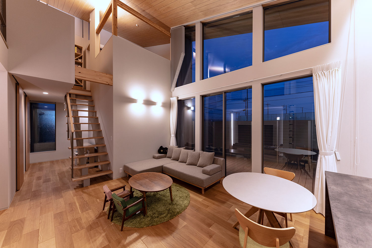 デザイン住宅建築実例_外観・注文住宅『CASE786 蒼天に抜ける家』の建築実例・施⼯例の写真_LDK