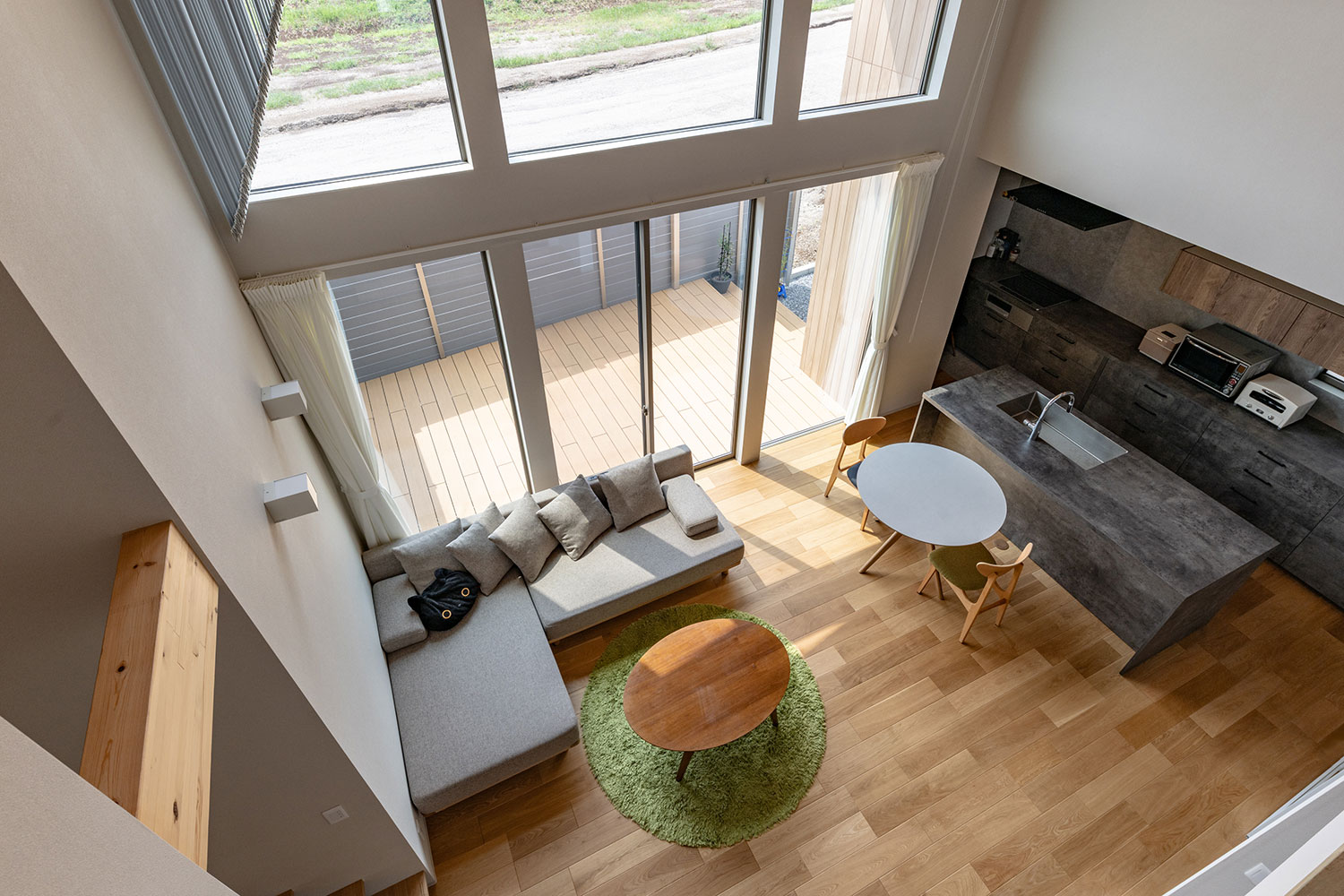 デザイン住宅建築実例_外観・注文住宅『CASE786 蒼天に抜ける家』の建築実例・施⼯例の写真_LDK