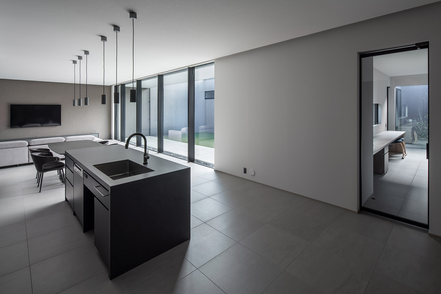 デザイン住宅建築実例_外観・注文住宅『CASE787 Monotone Nest』の建築実例・施⼯例の写真_LDK