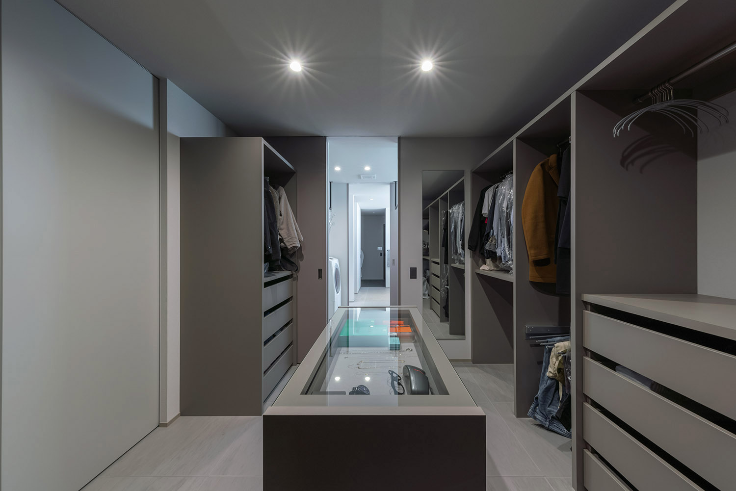 デザイン住宅建築実例_外観・注文住宅『CASE787 Monotone Nest』の建築実例・施⼯例の写真_ウォークインクローゼット