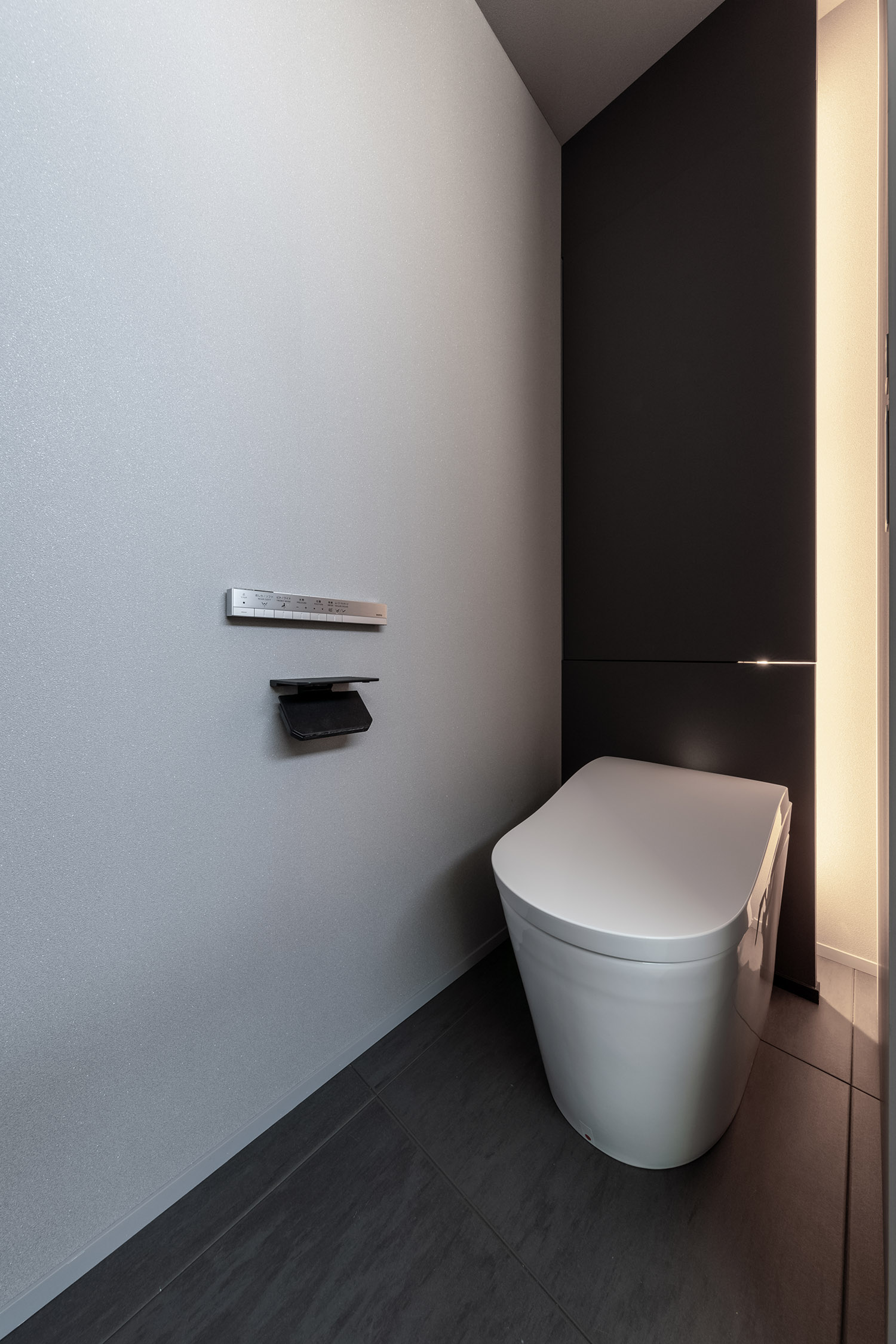 デザイン住宅建築実例_外観・注文住宅『CASE787 Monotone Nest』の建築実例・施⼯例の写真_トイレ