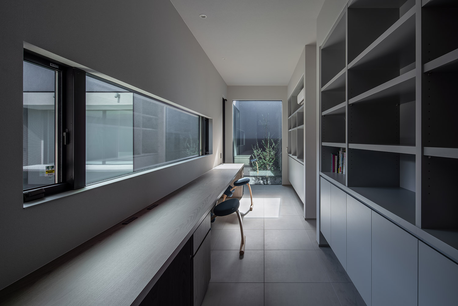 デザイン住宅建築実例_外観・注文住宅『CASE787 Monotone Nest』の建築実例・施⼯例の写真_書斎